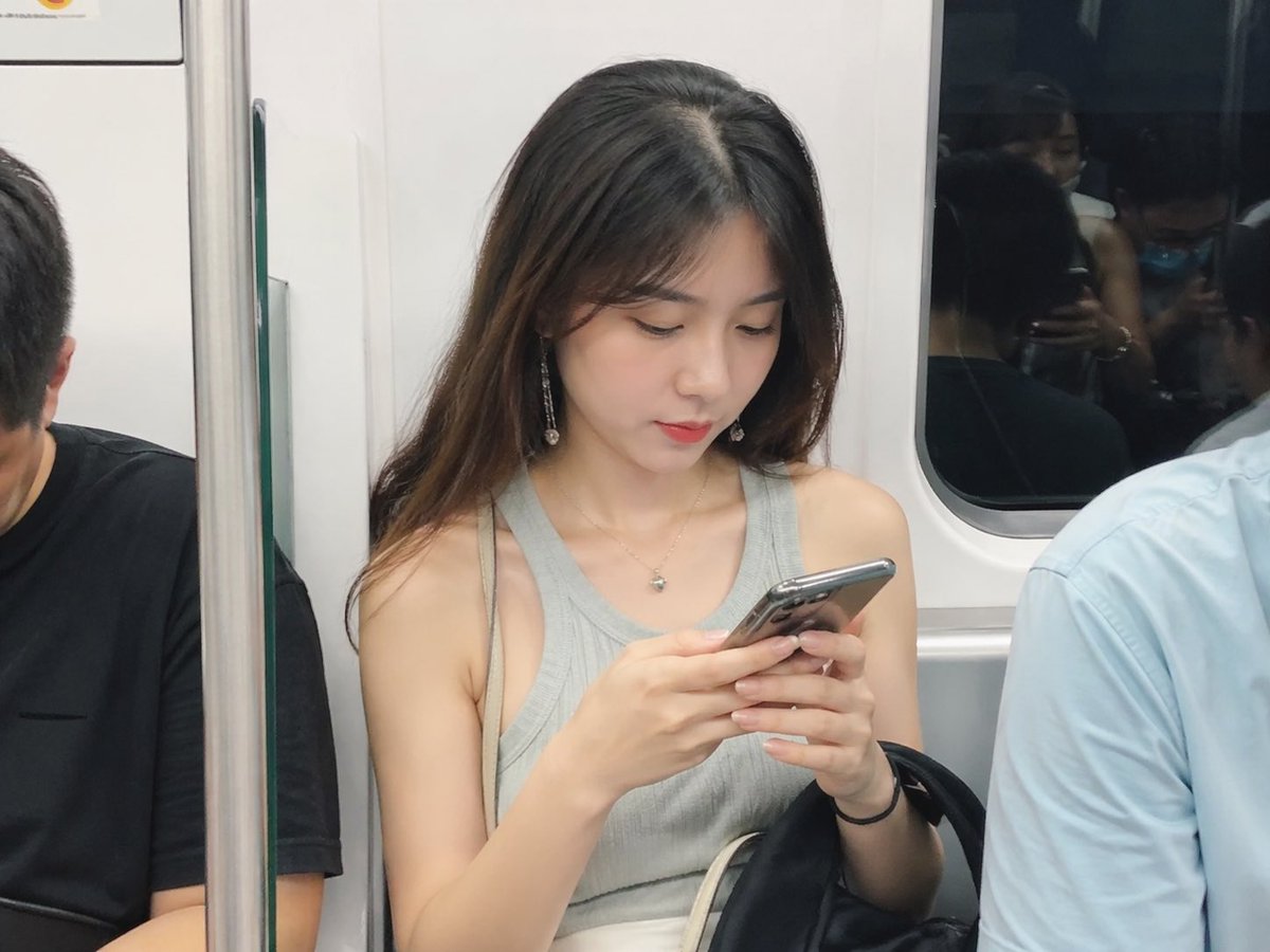 Realistic Subway Candid Prompt — Sora 2 AI Photo