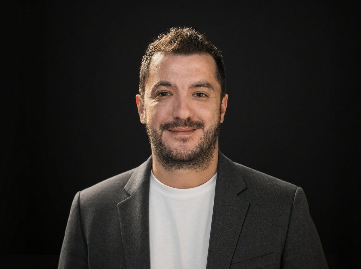 Corporate LinkedIn Headshot — Studio Portrait Prompt