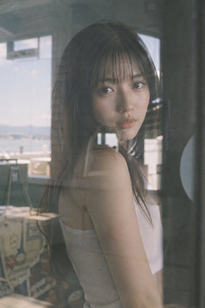 Japanese Idol Mirror Portrait — Sora 2 Prompt