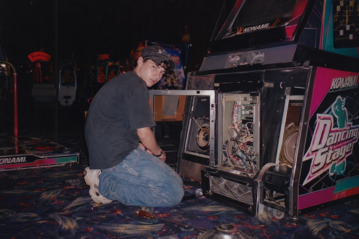 Y2K Arcade Repair — Flash Photography Prompt