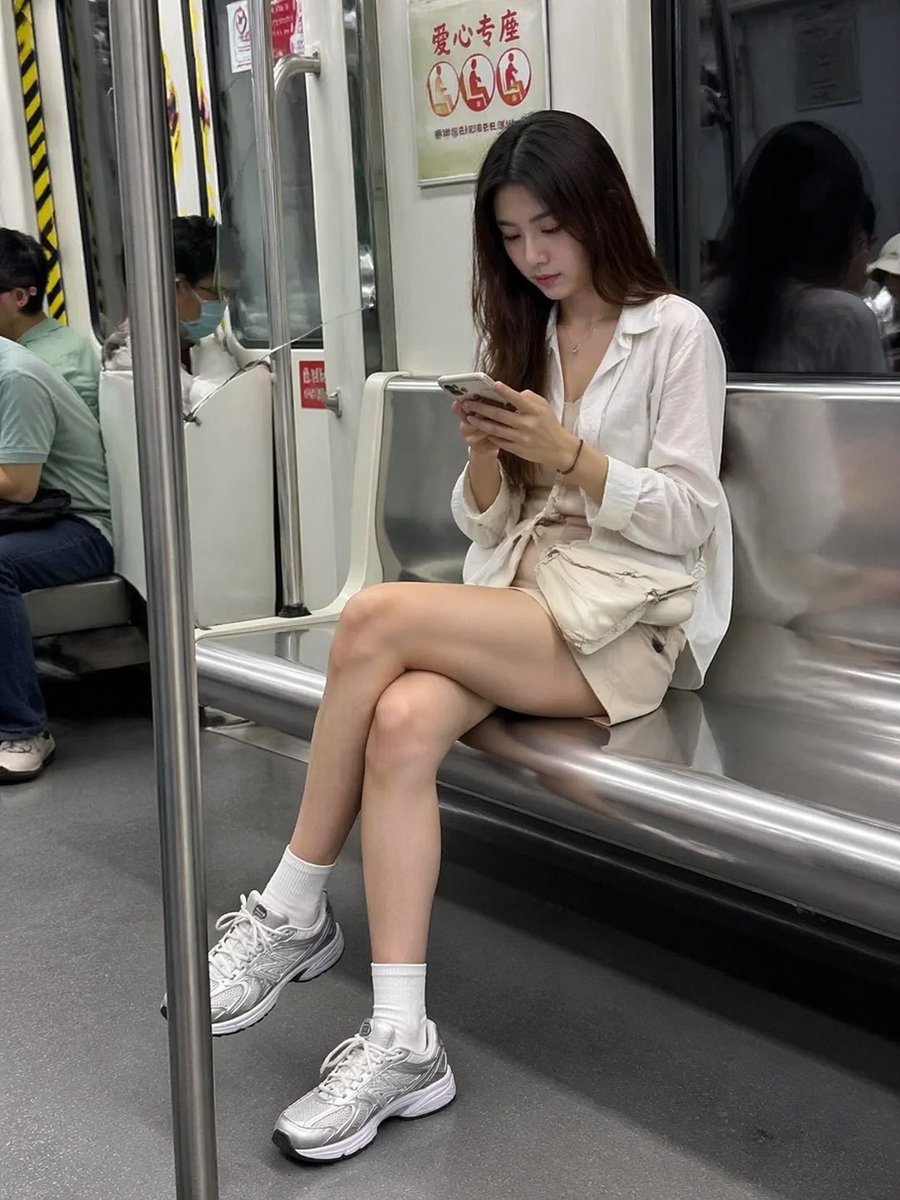 Candid Subway Photo Prompt — Sora 2