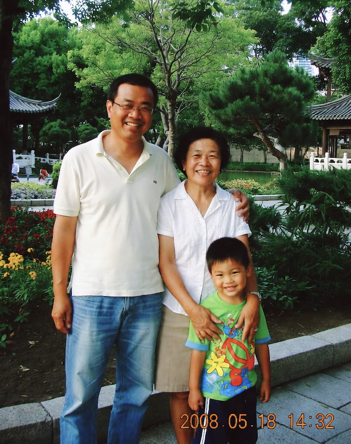 2008 Chinese Park Family Photo — Sora 2 Prompt