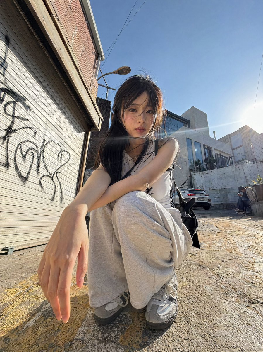 Dynamic Korean Street Photography — Low Angle iPhone Aesthetic