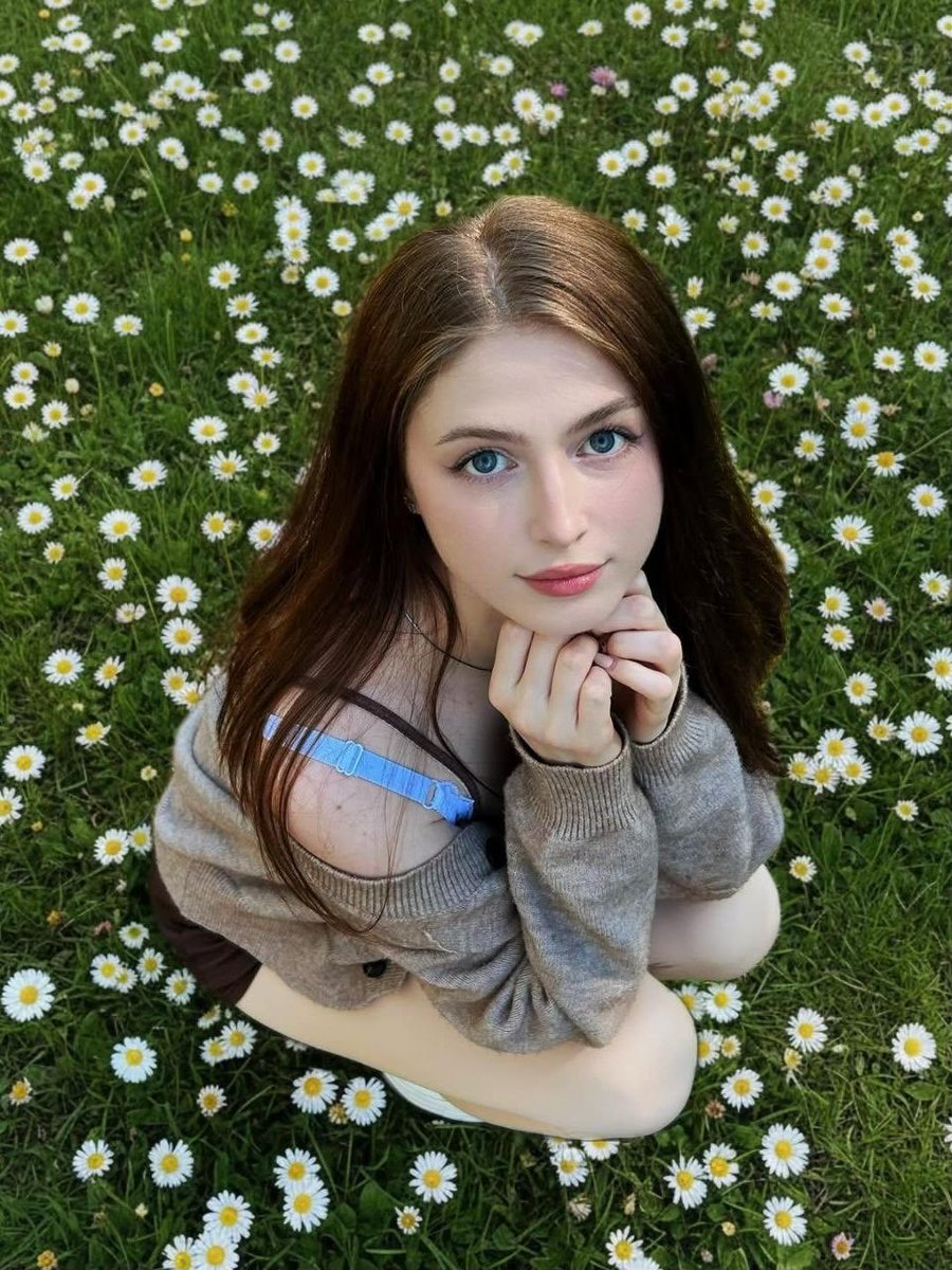 Daisy Field Portrait — Whimsical Sora 2 Prompt
