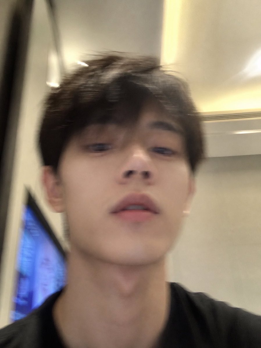 AI Selfie Snapshot — Realistic Casual iPhone Photo Prompt