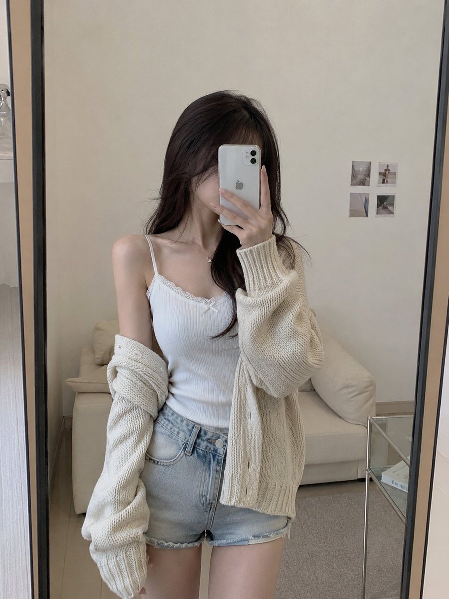 Japanese Minimalist Mirror Selfie — Sora 2 Prompt